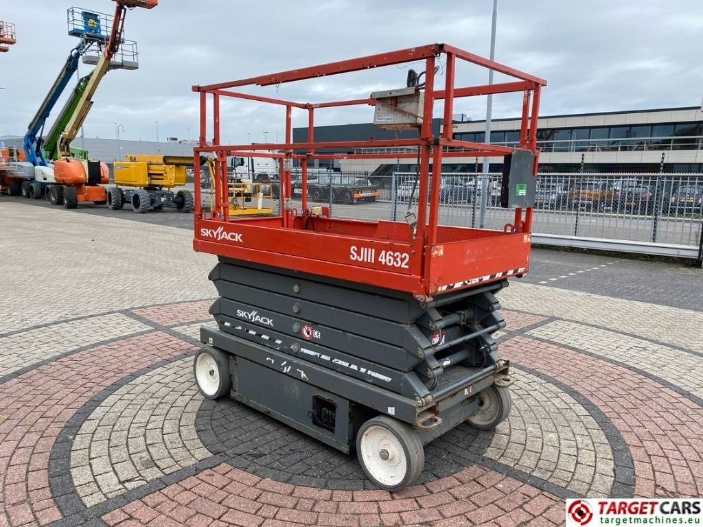 SkyJack SJIII-4632 Electric Scissor Work Lift 1170cm  - Käärlift: pilt 2 SkyJack SJIII-4632 Electric Scissor Work Lift 1170cm  - Käärlift: pilt 2
