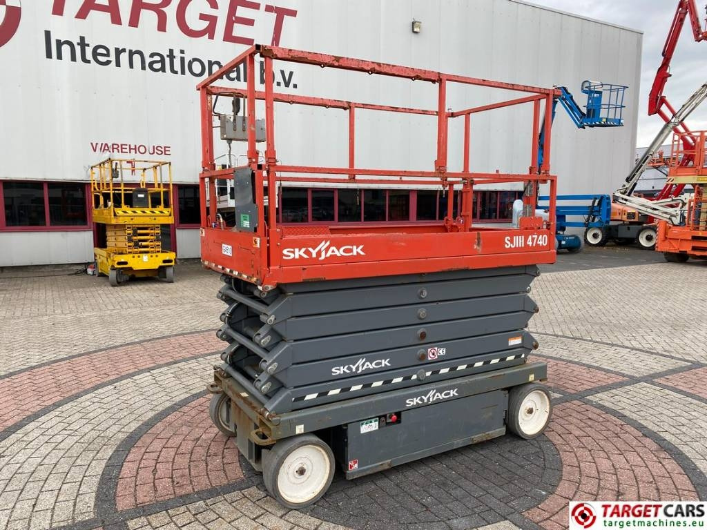 SkyJack SJIII-4740 Electric 4740 Scissor Work Lift 1380cm - Käärlift: pilt 1 SkyJack SJIII-4740 Electric 4740 Scissor Work Lift 1380cm - Käärlift: pilt 1