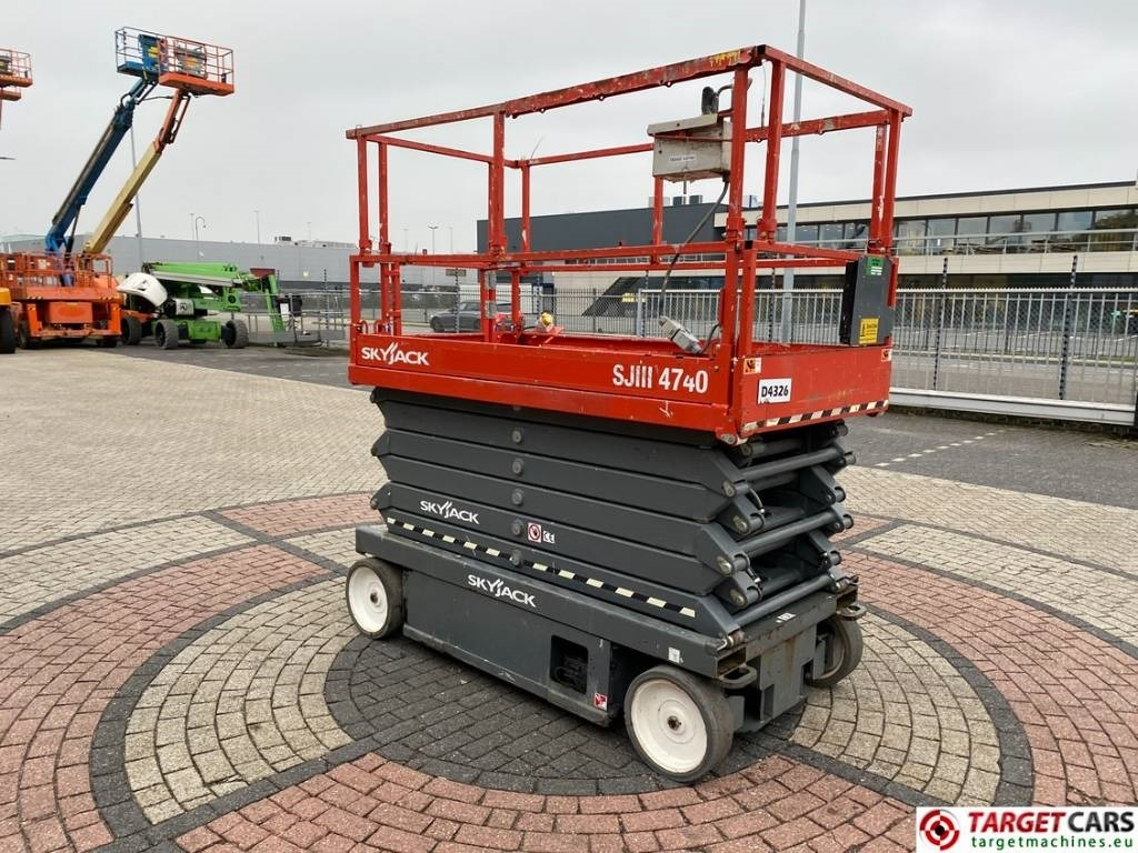 SkyJack SJIII-4740 Electric 4740 Scissor Work Lift 1380cm - Käärlift: pilt 2 SkyJack SJIII-4740 Electric 4740 Scissor Work Lift 1380cm - Käärlift: pilt 2