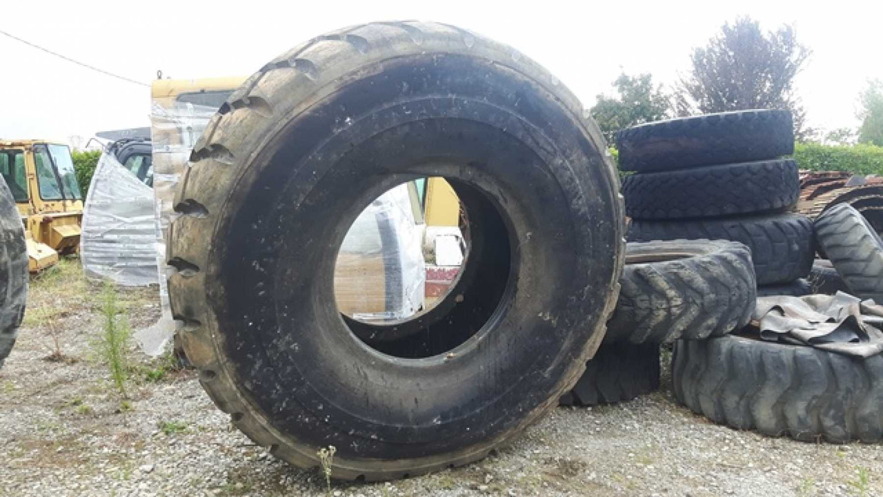 BRIDGESTONE 29/5R35 Pneumatici 29.5R35 in buone condizioni - Rehv - Ehitusmasinad: pilt 3 BRIDGESTONE 29/5R35 Pneumatici 29.5R35 in buone condizioni - Rehv - Ehitusmasinad: pilt 3