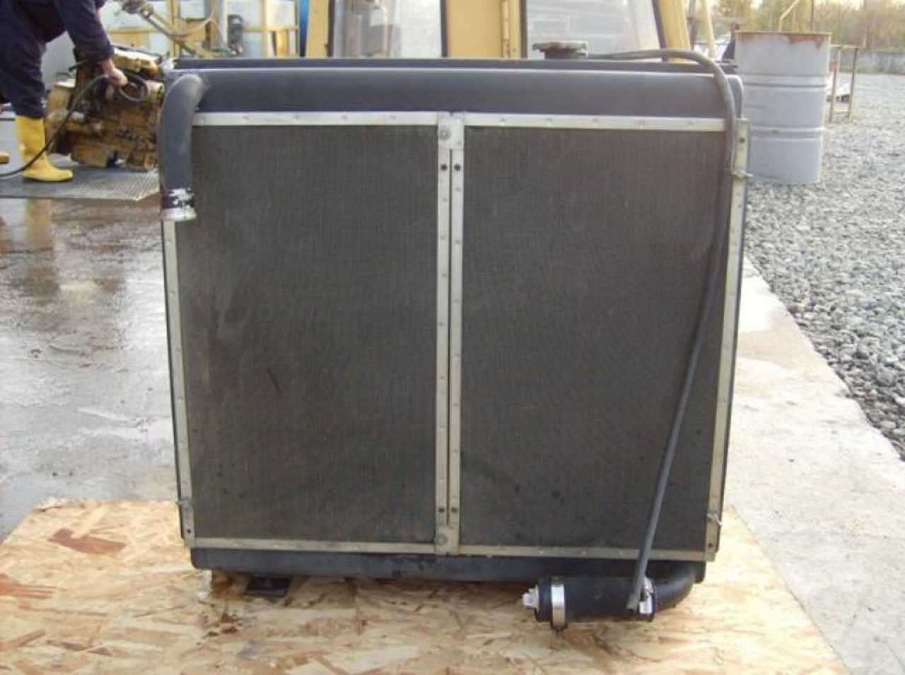Caterpillar 317 NVA RADIATORE ACQUA - Radiaator - Ehitusmasinad: pilt 2 Caterpillar 317 NVA RADIATORE ACQUA - Radiaator - Ehitusmasinad: pilt 2
