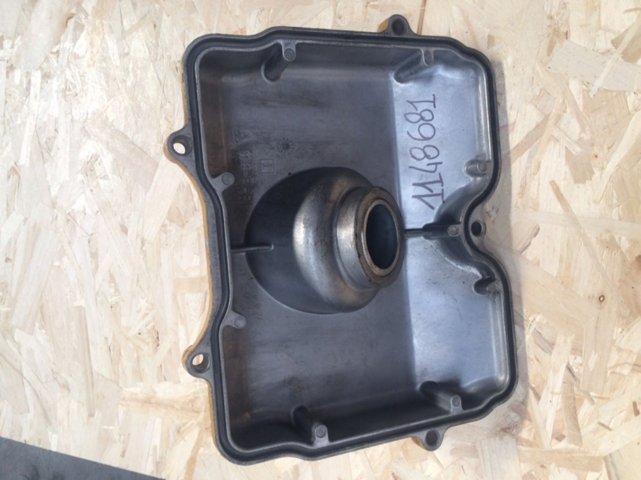 Caterpillar 3412 COPERCHIO PUNTERIE CON SFIATO 1148681 - Mootor ja varuosad - Ehitusmasinad: pilt 1 Caterpillar 3412 COPERCHIO PUNTERIE CON SFIATO 1148681 - Mootor ja varuosad - Ehitusmasinad: pilt 1