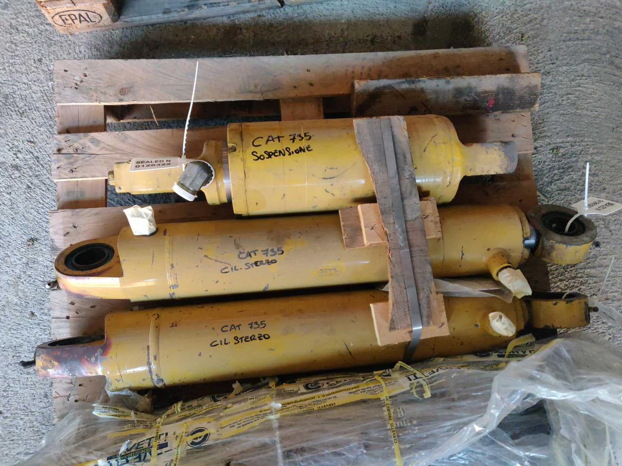 Caterpillar 735 Cilindro di sterzo SX - Hüdrauliline silinder - Ehitusmasinad: pilt 1 Caterpillar 735 Cilindro di sterzo SX - Hüdrauliline silinder - Ehitusmasinad: pilt 1