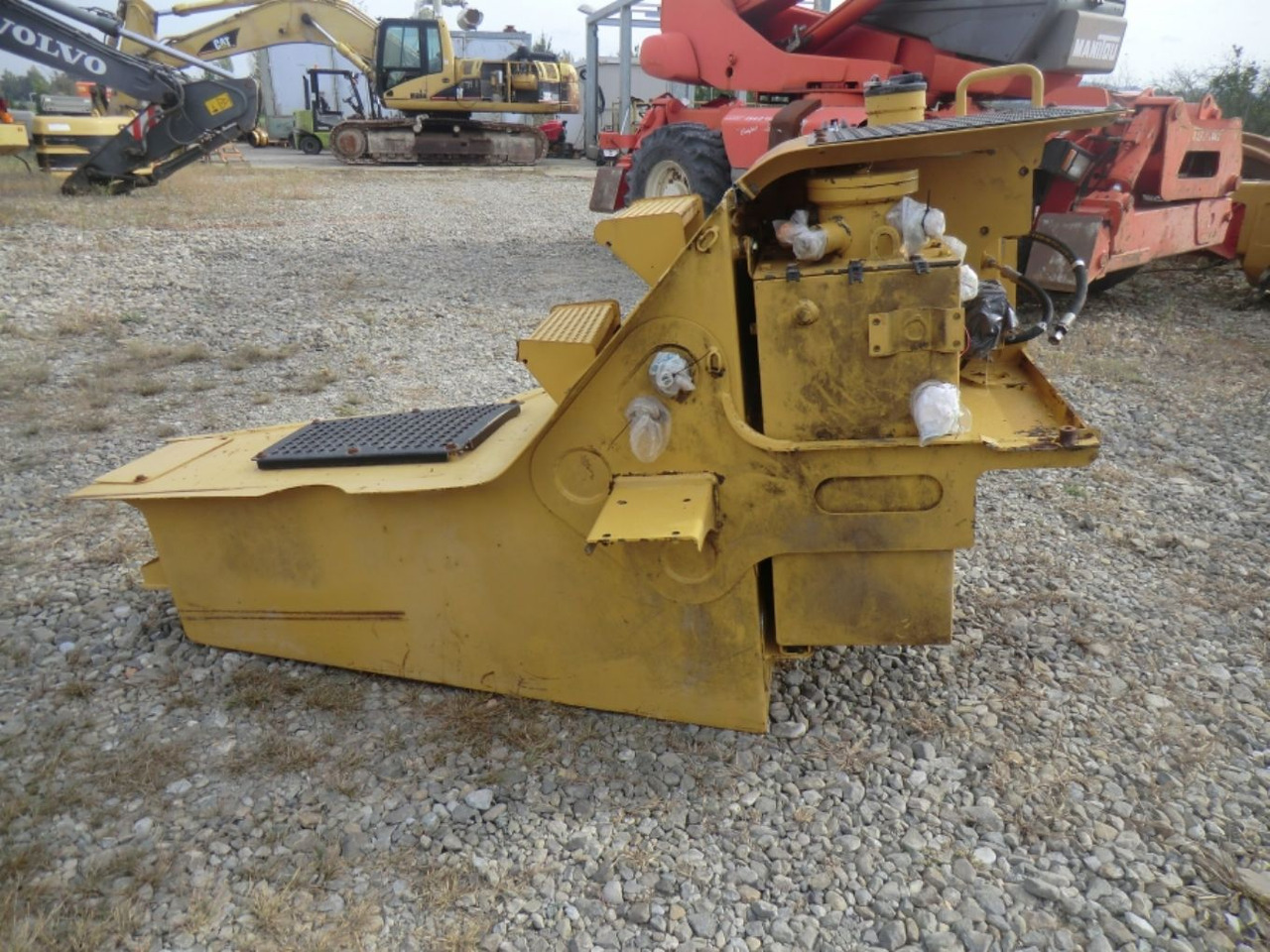 Caterpillar 735 Serbatoio gasolio - Kütusepaak - Ehitusmasinad: pilt 2 Caterpillar 735 Serbatoio gasolio - Kütusepaak - Ehitusmasinad: pilt 2