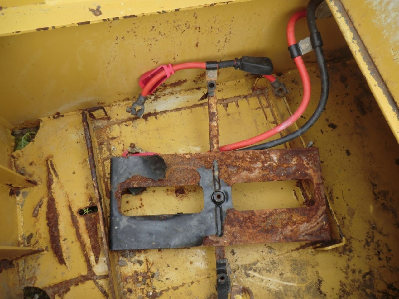 Caterpillar 735 Serbatotio olio idraulico, completo di porta batterie, quadro elettrico. - Hüdrauliline paak - Ehitusmasinad: pilt 5 Caterpillar 735 Serbatotio olio idraulico, completo di porta batterie, quadro elettrico. - Hüdrauliline paak - Ehitusmasinad: pilt 5