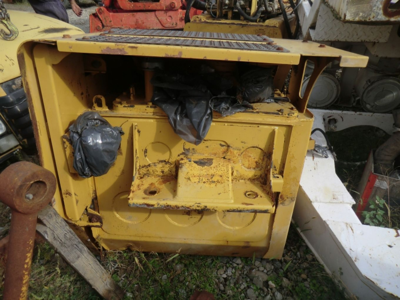 Caterpillar 735 Serbatotio olio idraulico, completo di porta batterie, quadro elettrico. - Hüdrauliline paak - Ehitusmasinad: pilt 2 Caterpillar 735 Serbatotio olio idraulico, completo di porta batterie, quadro elettrico. - Hüdrauliline paak - Ehitusmasinad: pilt 2