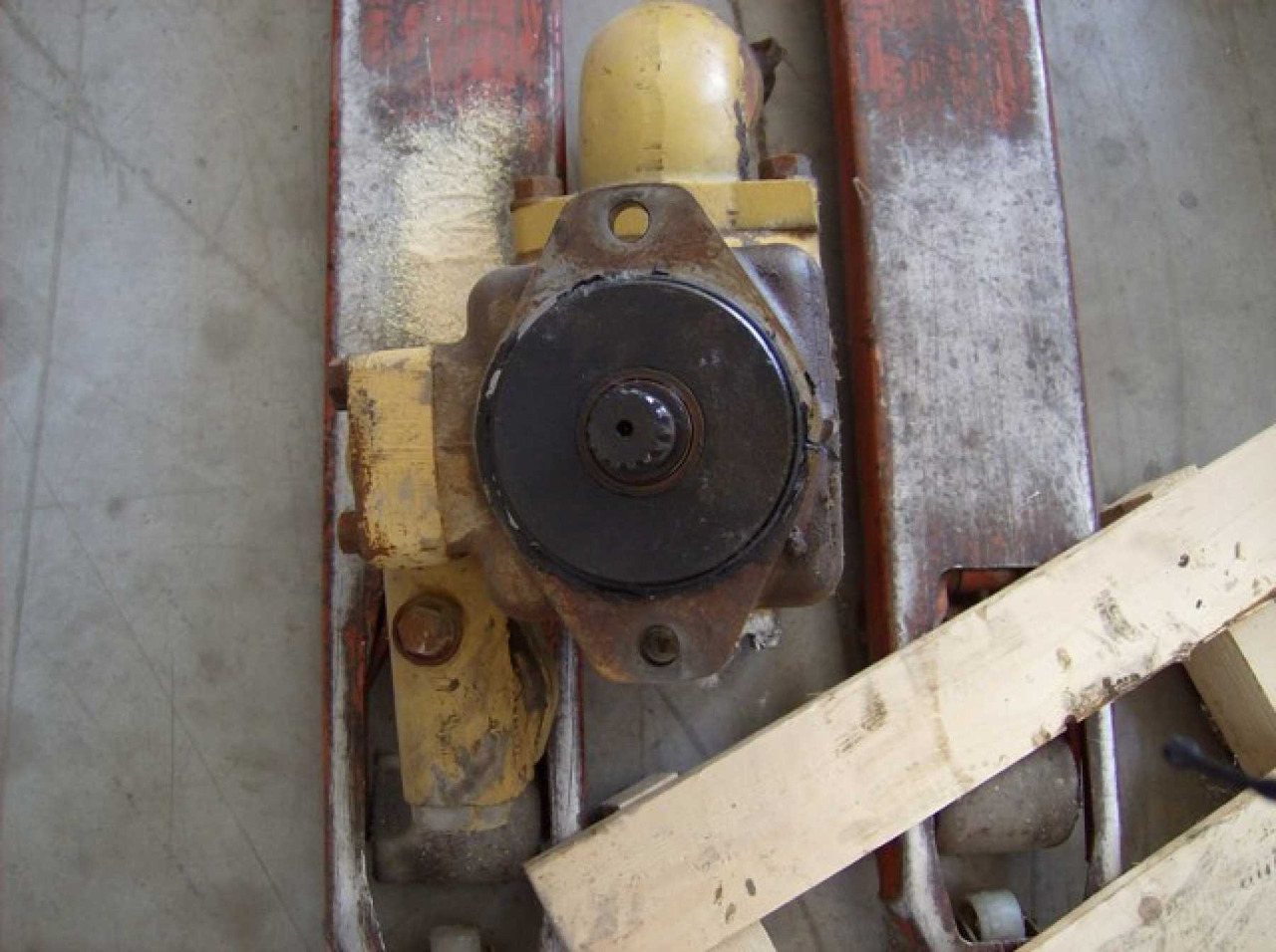 Caterpillar 826C Pompa idraulica di sterzo e movimentazione lama - Hüdrauliline pump - Ehitusmasinad: pilt 2 Caterpillar 826C Pompa idraulica di sterzo e movimentazione lama - Hüdrauliline pump - Ehitusmasinad: pilt 2