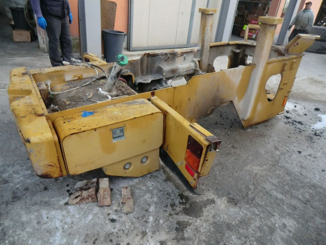 Caterpillar 928G TELAIO POSTERIORE COMPLETO DI SERBATOIO GASOLIO E CONTRAPPESI LATERALI - Kütusepaak - Ehitusmasinad: pilt 4 Caterpillar 928G TELAIO POSTERIORE COMPLETO DI SERBATOIO GASOLIO E CONTRAPPESI LATERALI - Kütusepaak - Ehitusmasinad: pilt 4
