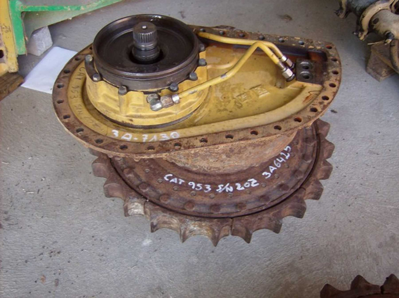 Caterpillar 953 RIDUTTORE DI TRASLAZIONE DESTRO COMPLETO DI RUOTA MOTRICE 3A6425 - Jõuülekanne - Ehitusmasinad: pilt 4 Caterpillar 953 RIDUTTORE DI TRASLAZIONE DESTRO COMPLETO DI RUOTA MOTRICE 3A6425 - Jõuülekanne - Ehitusmasinad: pilt 4