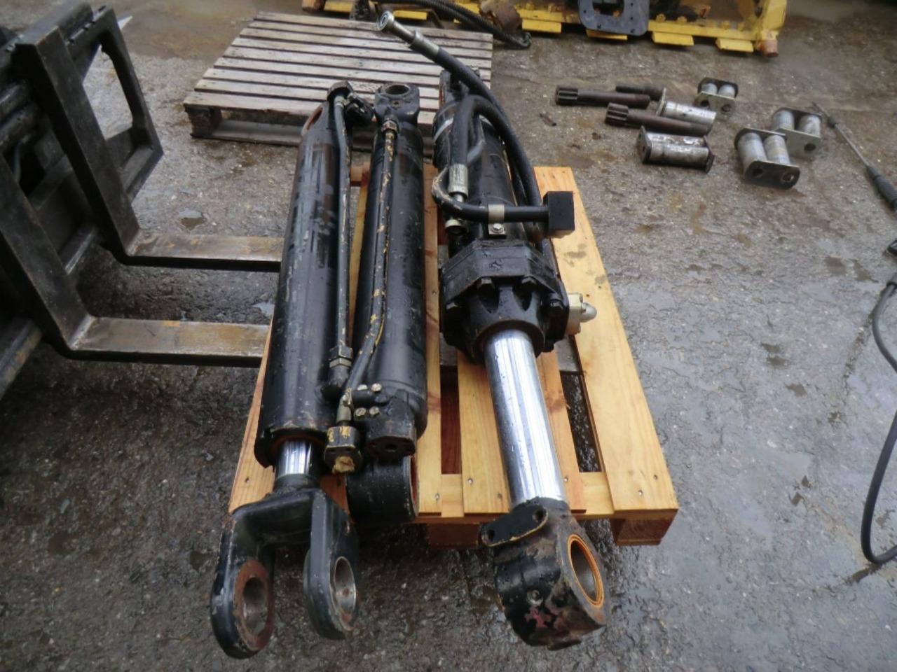 Caterpillar 963D Cilindro sollevamento destro - Hüdrauliline silinder - Ehitusmasinad: pilt 1 Caterpillar 963D Cilindro sollevamento destro - Hüdrauliline silinder - Ehitusmasinad: pilt 1