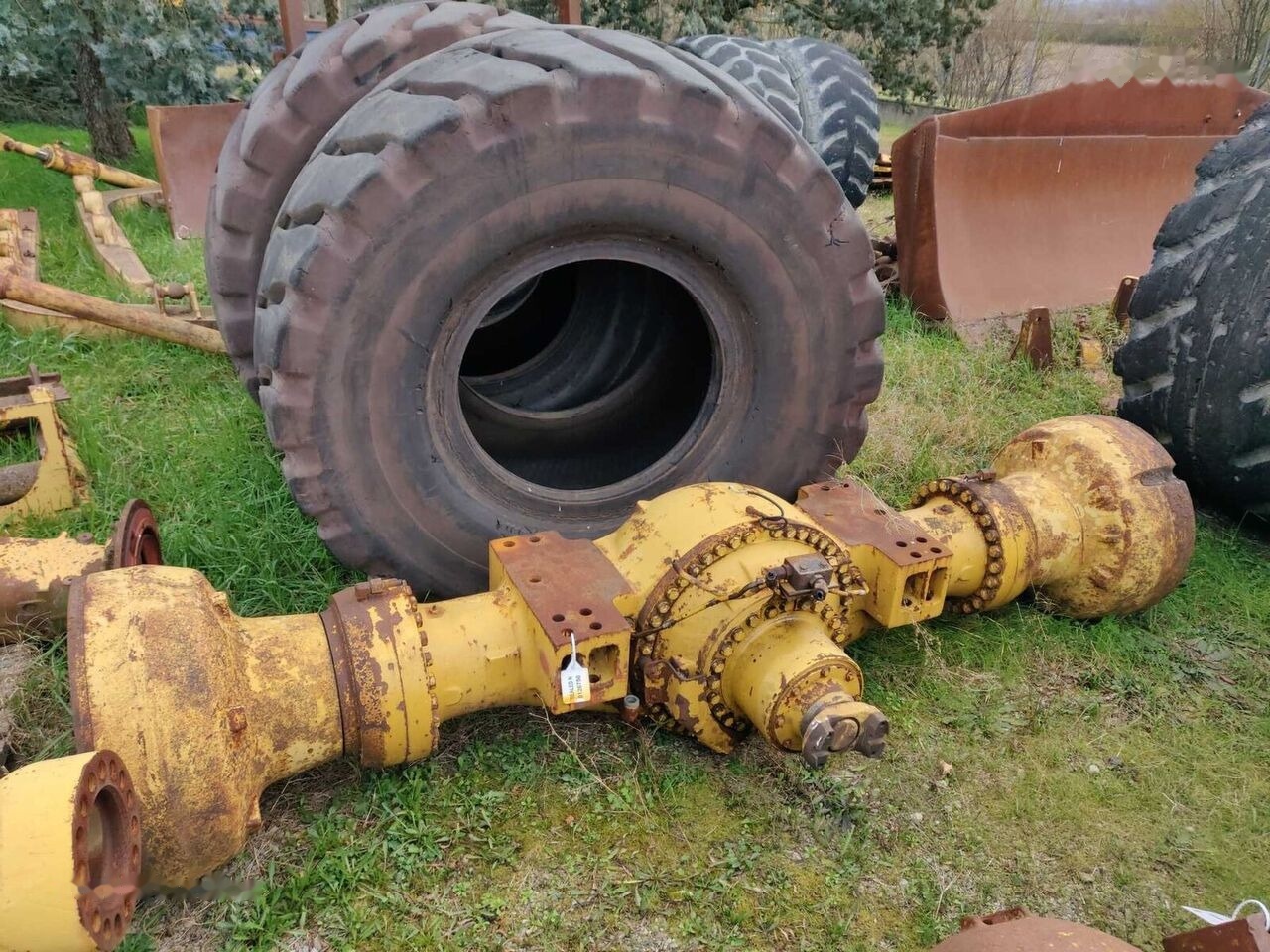 FRONT FIXED AXLE COMPLETE WITH DIFFERENTIAL AND BEVEL GEAR, FINA 1378862 1378833 Caterpillar 988G - Esitelg - Materjali käitlemise seade: pilt 1 FRONT FIXED AXLE COMPLETE WITH DIFFERENTIAL AND BEVEL GEAR, FINA 1378862 1378833 Caterpillar 988G - Esitelg - Materjali käitlemise seade: pilt 1