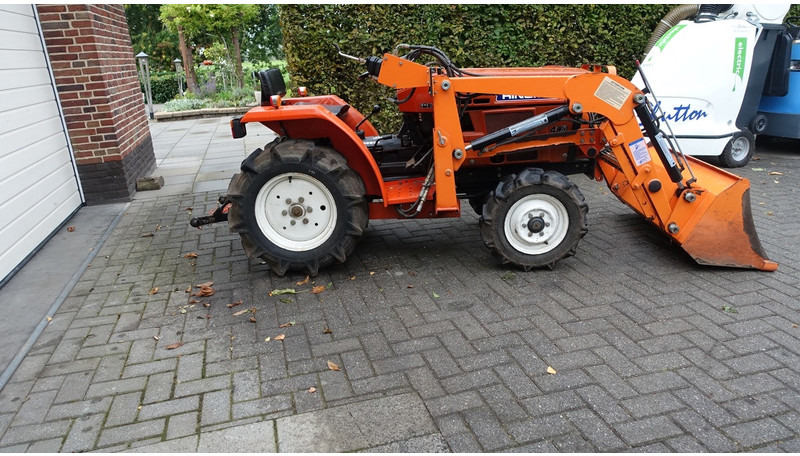 Hinomoto C144 4x4 met frontlader - Traktor: pilt 3 Hinomoto C144 4x4 met frontlader - Traktor: pilt 3