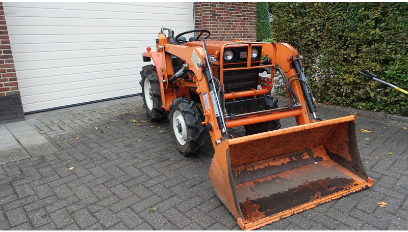 Hinomoto C144 4x4 met frontlader - Traktor: pilt 2 Hinomoto C144 4x4 met frontlader - Traktor: pilt 2