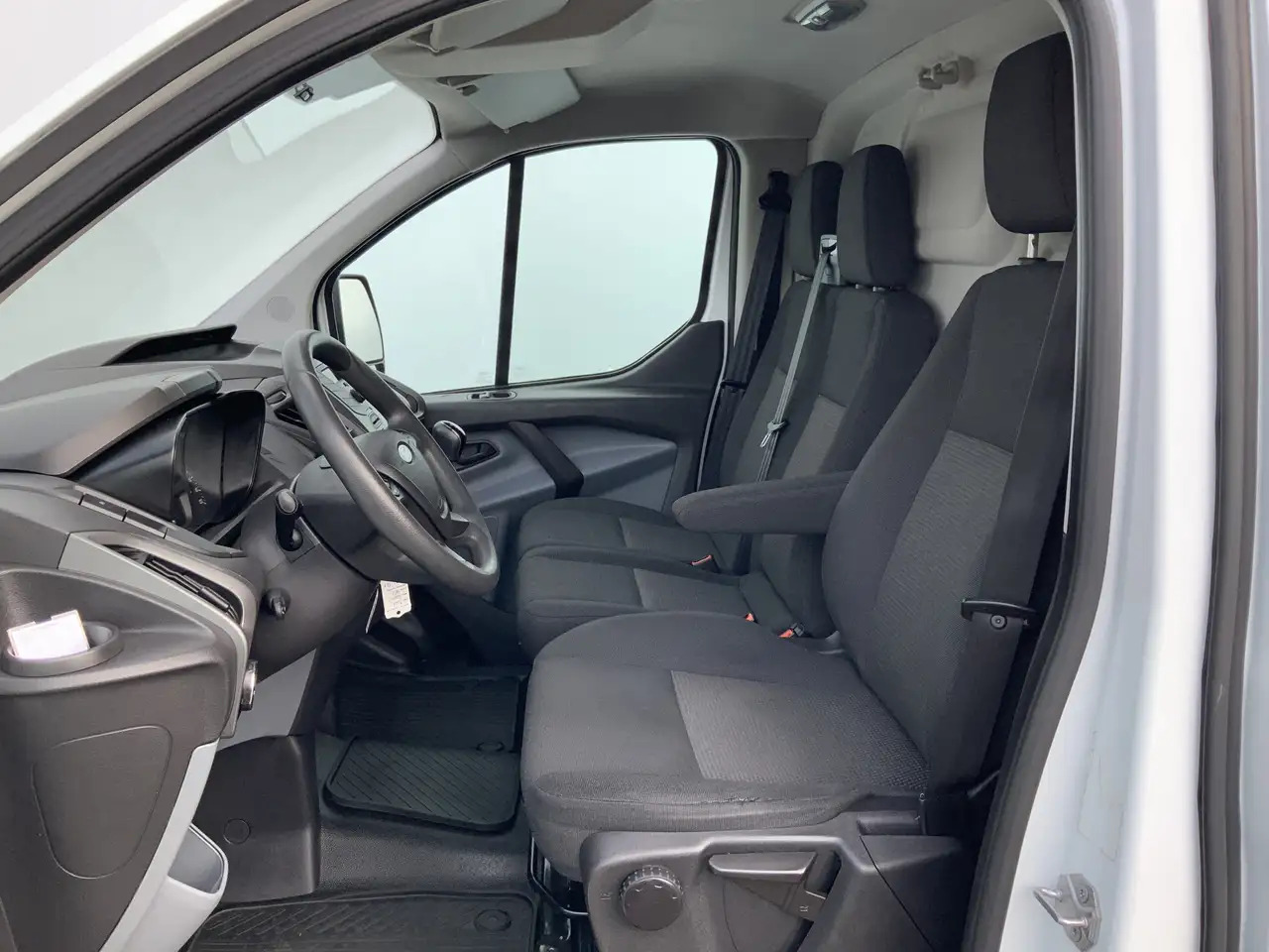 Ford Transit Custom 270 2.2 TDCI L1H1 Economy Edition Airco Cruise 3 Z - Kaubik: pilt 4 Ford Transit Custom 270 2.2 TDCI L1H1 Economy Edition Airco Cruise 3 Z - Kaubik: pilt 4