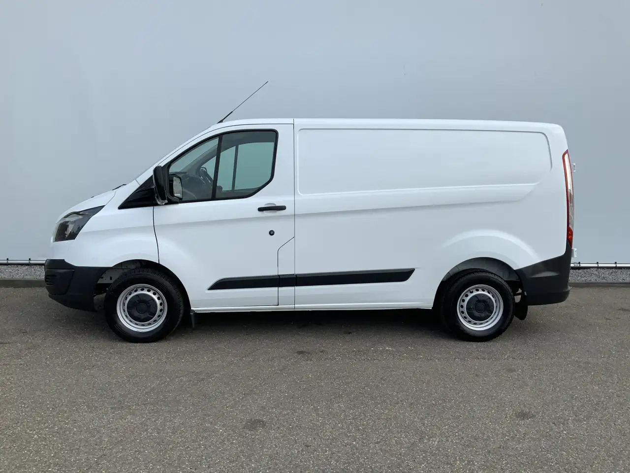 Ford Transit Custom 270 2.2 TDCI L1H1 Economy Edition Airco Cruise 3 Z - Kaubik: pilt 3 Ford Transit Custom 270 2.2 TDCI L1H1 Economy Edition Airco Cruise 3 Z - Kaubik: pilt 3