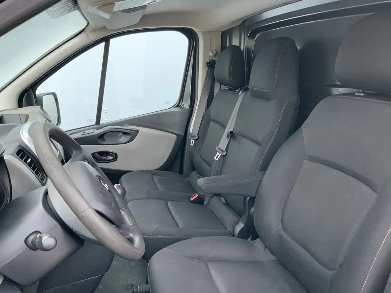 Renault Trafic 1.6 dCi T29 L2H1 Airco Cruise Trerkhaak 2000kg 3 Z - Kaubik: pilt 4 Renault Trafic 1.6 dCi T29 L2H1 Airco Cruise Trerkhaak 2000kg 3 Z - Kaubik: pilt 4