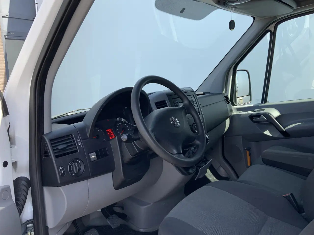 Volkswagen Crafter 35 2.0 TDI L1H1 Airco Cruise 3 Zits Trekhaak 2000 - Kaubik: pilt 5 Volkswagen Crafter 35 2.0 TDI L1H1 Airco Cruise 3 Zits Trekhaak 2000 - Kaubik: pilt 5