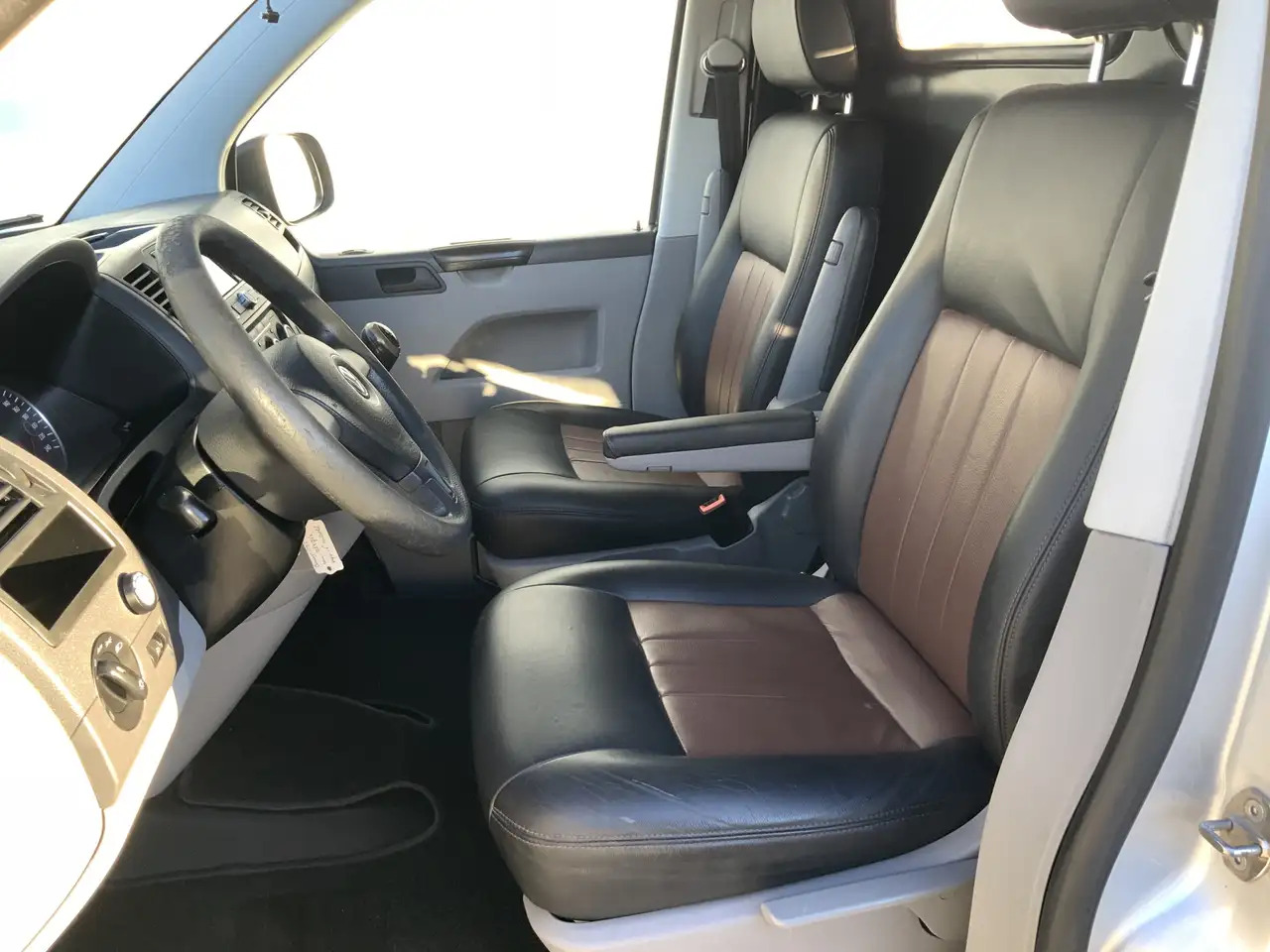 Volkswagen T5 Transporter 2.0 L1H2 Benzine Airco Navi Dub Schuifdeuren Leer - Kaubik: pilt 4 Volkswagen T5 Transporter 2.0 L1H2 Benzine Airco Navi Dub Schuifdeuren Leer - Kaubik: pilt 4