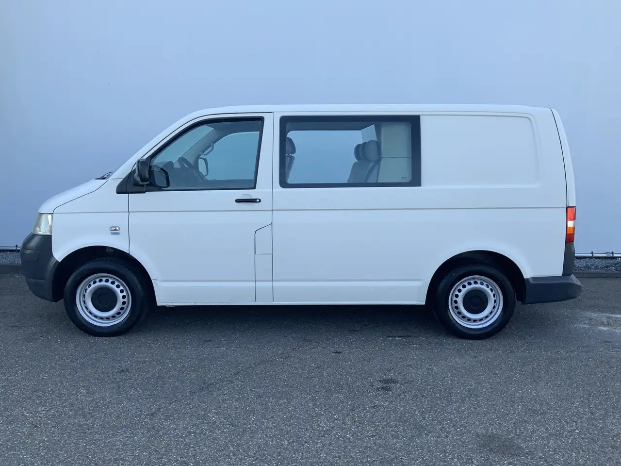 Volkswagen T5 Transporter 2.5 TDI 300 Budgetline Automaat DubCab Airco Trekh - Meeskonnaauto: pilt 3 Volkswagen T5 Transporter 2.5 TDI 300 Budgetline Automaat DubCab Airco Trekh - Meeskonnaauto: pilt 3