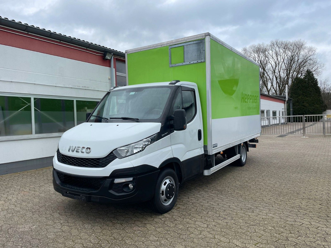 Iveco Daily 35C15 Koffer 4.2m Ladebordwand - Tarbesõiduk furgoon: pilt 1 Iveco Daily 35C15 Koffer 4.2m Ladebordwand - Tarbesõiduk furgoon: pilt 1