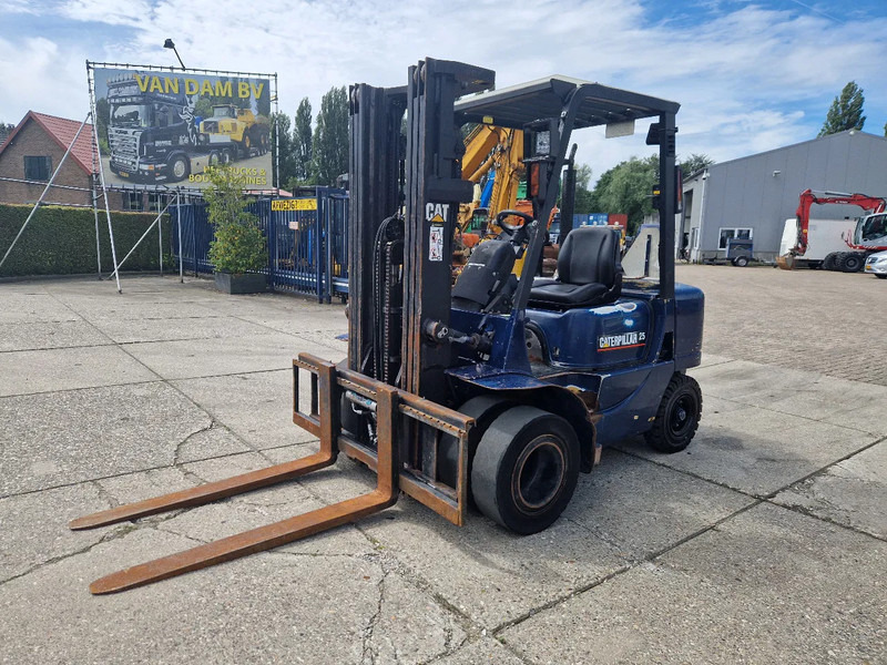 Caterpillar DP25K met breed vorkenbord - Diiseltõstuk: pilt 1 Caterpillar DP25K met breed vorkenbord - Diiseltõstuk: pilt 1