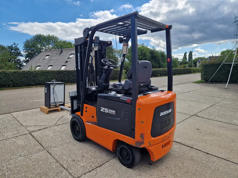 Doosan BC25-S-5 2500kg elektrisch ALS NIEUW! - Elektritõstuk: pilt 3 Doosan BC25-S-5 2500kg elektrisch ALS NIEUW! - Elektritõstuk: pilt 3