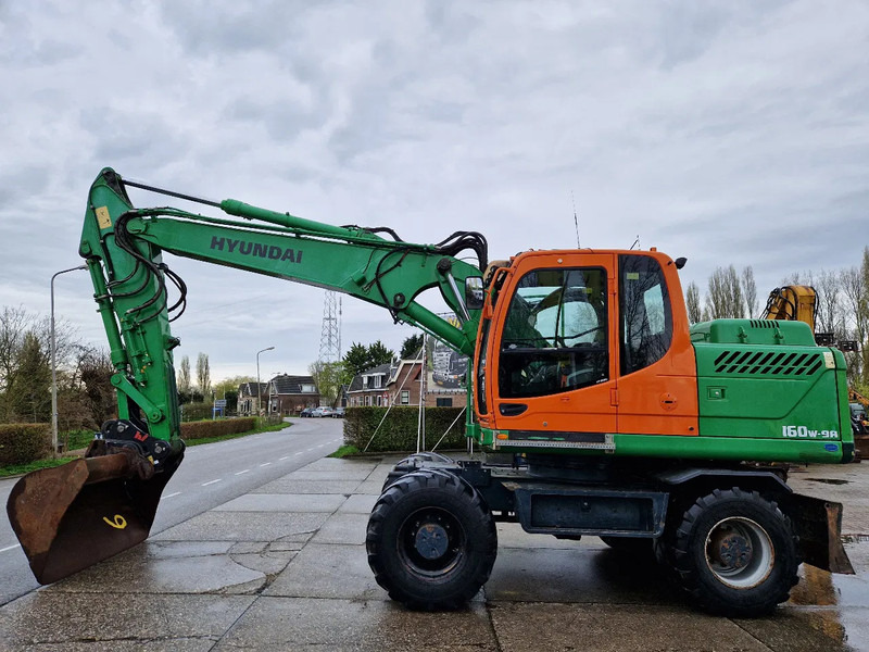 Hyundai Robex 160W-9A met 6-cilinder Cummins motor - Ratastel ekskavaator: pilt 1 Hyundai Robex 160W-9A met 6-cilinder Cummins motor - Ratastel ekskavaator: pilt 1