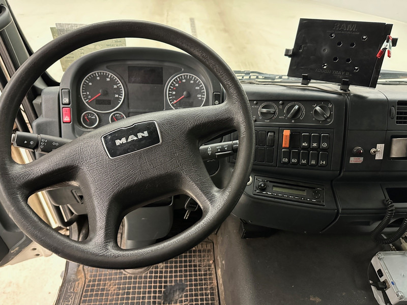 Interior photo 1: Tsisternauto transporditavad ained kütust MAN TGM 18.290 - 4x2