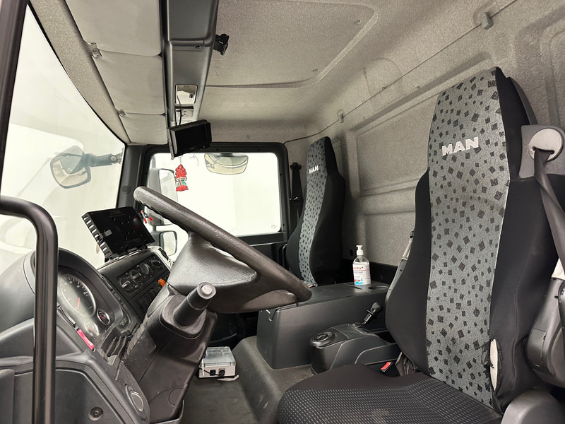 Interior photo 3: Tsisternauto transporditavad ained kütust MAN TGM 18.290 - 4x2