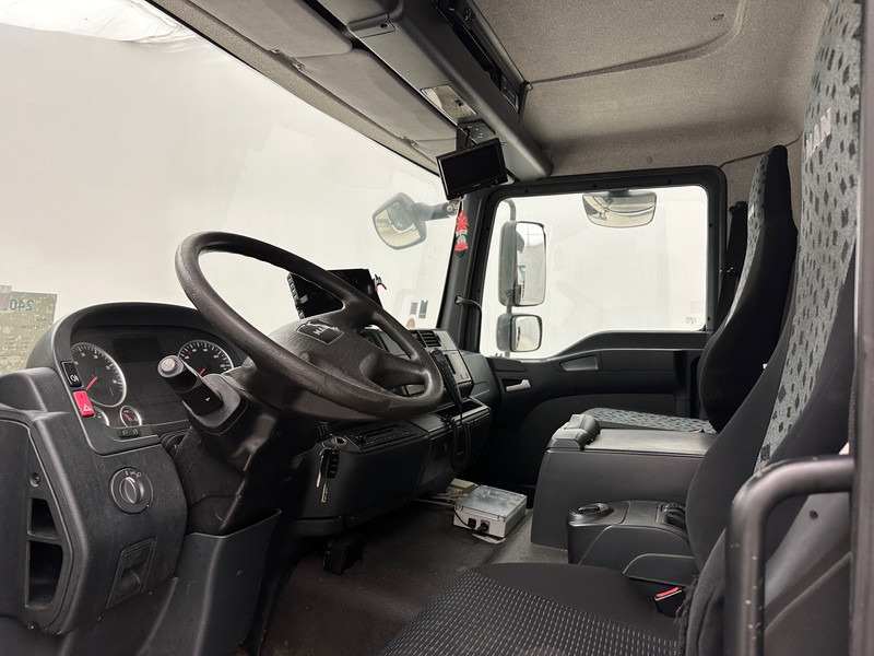 Interior photo 2: Tsisternauto transporditavad ained kütust MAN TGM 18.290 - 4x2
