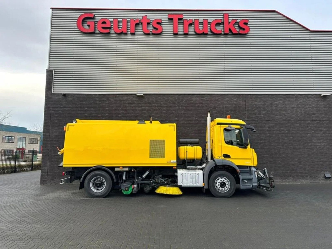 Mercedes-Benz Arocs 1824 4X2 BEAM A9000 SWEEPING TRUCK/ KEHRMA - Tänavapühkimismasin: pilt 4 Mercedes-Benz Arocs 1824 4X2 BEAM A9000 SWEEPING TRUCK/ KEHRMA - Tänavapühkimismasin: pilt 4
