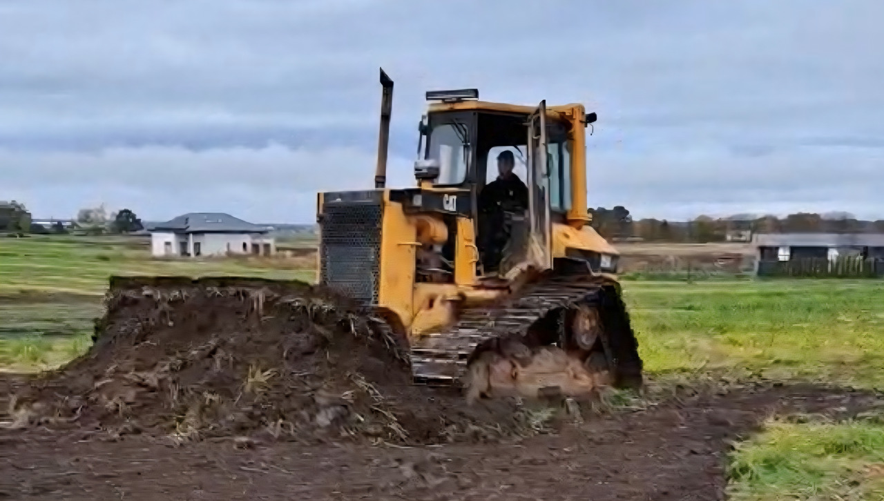 CATERPILLAR D5 M - Buldooser: pilt 1 CATERPILLAR D5 M - Buldooser: pilt 1