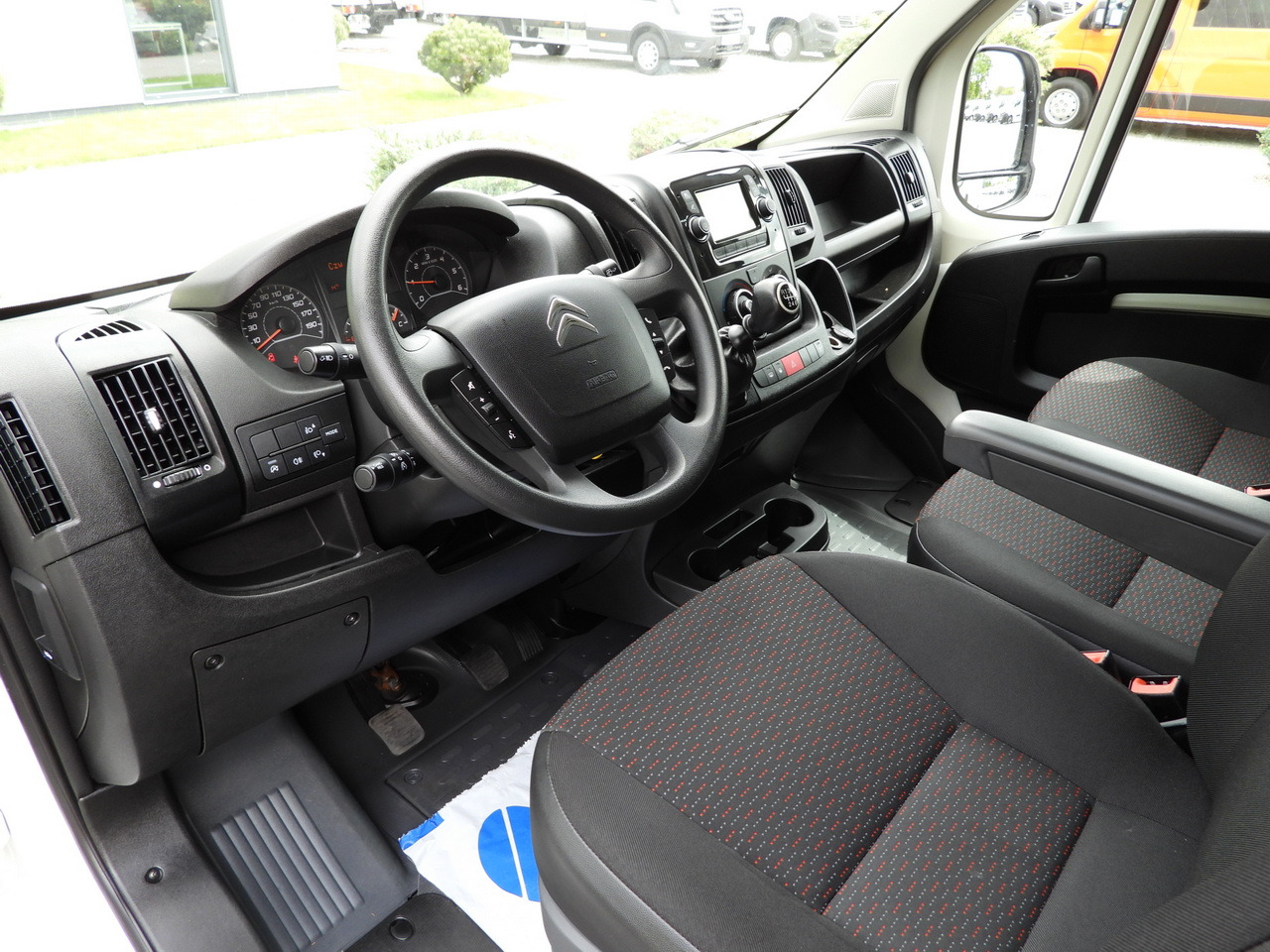 CITROEN JUMPER BOX LIFT 8 PALLETS CRUISE CONTROL NAVIGATION AIR CONDITIONING 165HP - Tarbesõiduk furgoon: pilt 2 CITROEN JUMPER BOX LIFT 8 PALLETS CRUISE CONTROL NAVIGATION AIR CONDITIONING 165HP - Tarbesõiduk furgoon: pilt 2