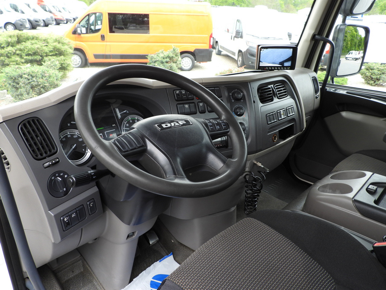 DAF LF 180 THREE-WAY TIPPER CRUISE CONTROL LED LIGHTS AUTOMATIC TRANSMISSION TWIN WHEELS AIR CONDITIONING 180HP - Kallurauto: pilt 2 DAF LF 180 THREE-WAY TIPPER CRUISE CONTROL LED LIGHTS AUTOMATIC TRANSMISSION TWIN WHEELS AIR CONDITIONING 180HP - Kallurauto: pilt 2