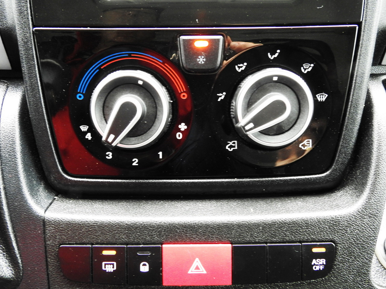 Tarbesõiduk furgoon FIAT DUCATO BOX LIFT 8 PALLETS CRUISE CONTROL NAVIGATION AIR CONDITIONING LED LIGHTS 130HP: pilt 40 Tarbesõiduk furgoon FIAT DUCATO BOX LIFT 8 PALLETS CRUISE CONTROL NAVIGATION AIR CONDITIONING LED LIGHTS 130HP: pilt 40