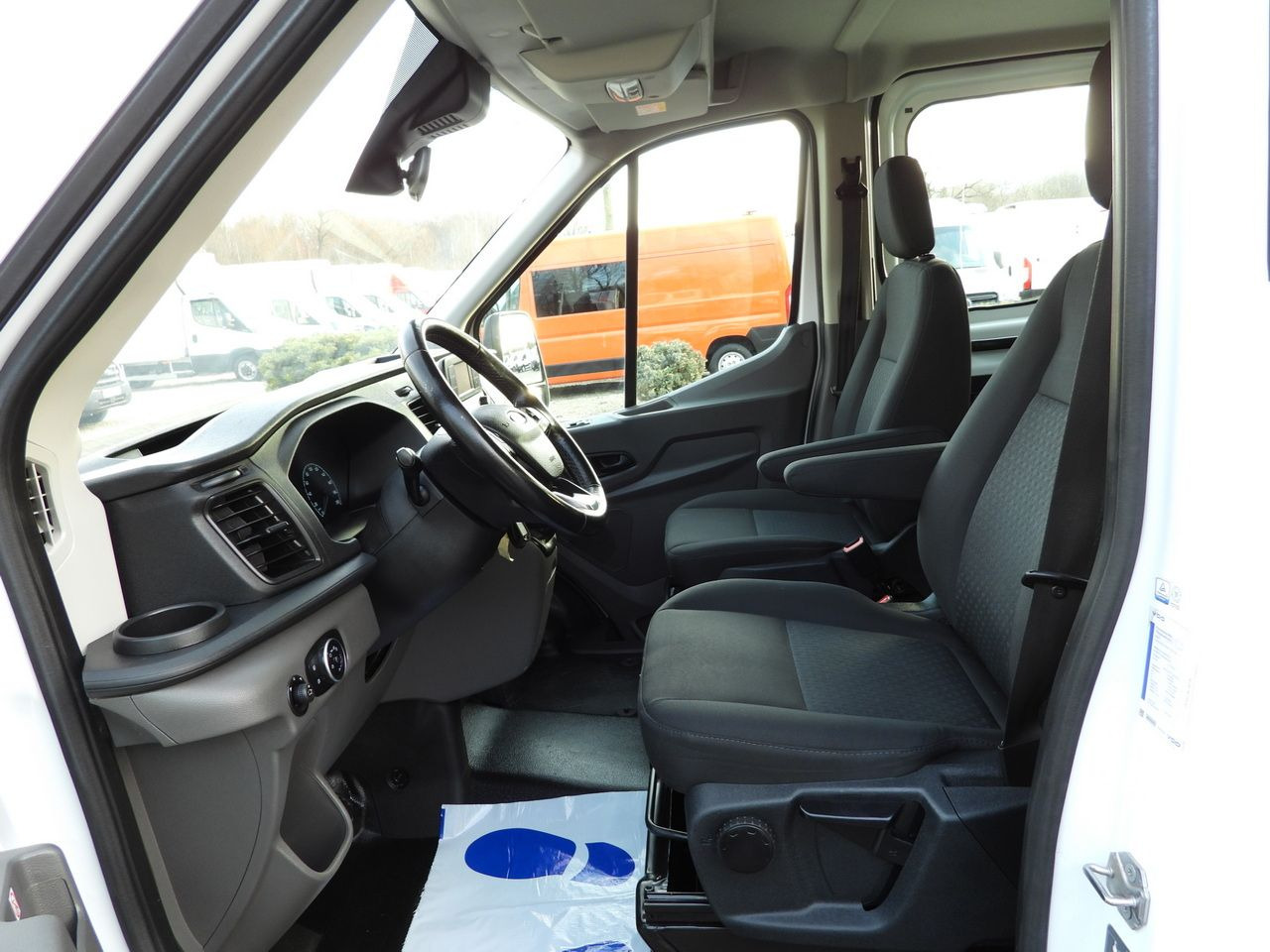 Meeskonnaauto FORD TRANSIT 4x4 STAKE BODY DOUBLE CABIN DOKA 6 SEATS CRUISE CONTROL LED LIGHTS AIR CONDITIONING 170HP: pilt 26 Meeskonnaauto FORD TRANSIT 4x4 STAKE BODY DOUBLE CABIN DOKA 6 SEATS CRUISE CONTROL LED LIGHTS AIR CONDITIONING 170HP: pilt 26