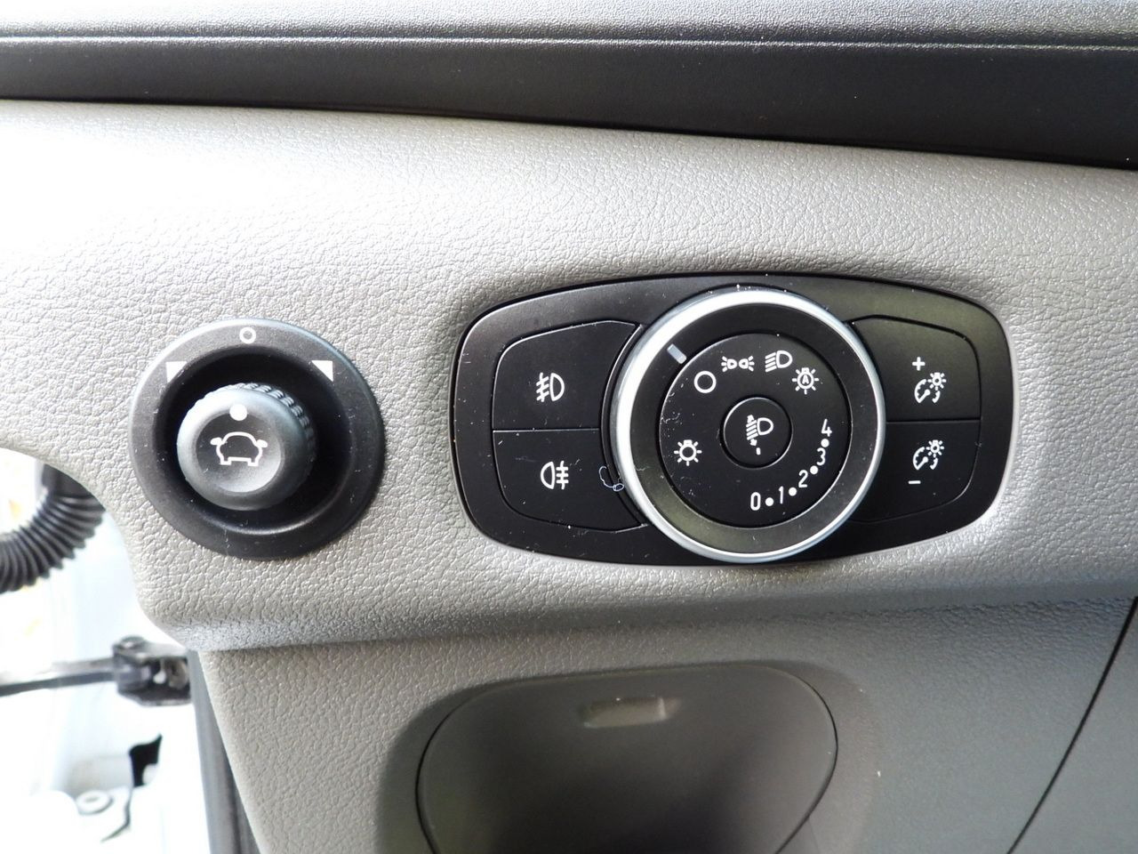 Meeskonnaauto FORD TRANSIT 4x4 STAKE BODY DOUBLE CABIN DOKA 6 SEATS CRUISE CONTROL LED LIGHTS AIR CONDITIONING 170HP: pilt 28 Meeskonnaauto FORD TRANSIT 4x4 STAKE BODY DOUBLE CABIN DOKA 6 SEATS CRUISE CONTROL LED LIGHTS AIR CONDITIONING 170HP: pilt 28