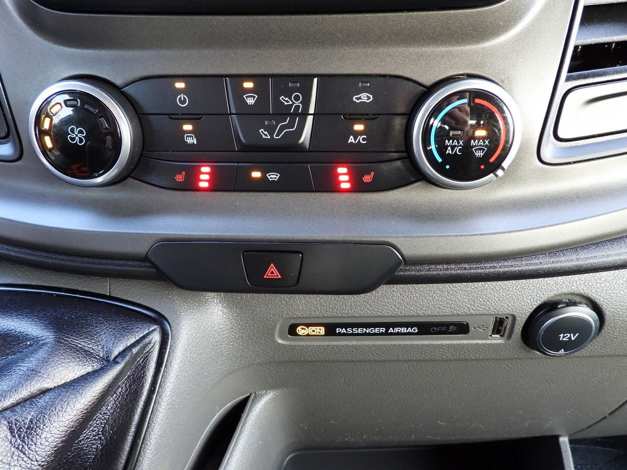 Meeskonnaauto FORD TRANSIT 4x4 STAKE BODY DOUBLE CABIN DOKA 6 SEATS CRUISE CONTROL LED LIGHTS AIR CONDITIONING 170HP: pilt 39 Meeskonnaauto FORD TRANSIT 4x4 STAKE BODY DOUBLE CABIN DOKA 6 SEATS CRUISE CONTROL LED LIGHTS AIR CONDITIONING 170HP: pilt 39