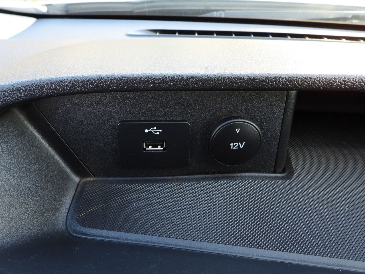 Meeskonnaauto FORD TRANSIT 4x4 STAKE BODY DOUBLE CABIN DOKA 6 SEATS CRUISE CONTROL LED LIGHTS AIR CONDITIONING 170HP: pilt 41 Meeskonnaauto FORD TRANSIT 4x4 STAKE BODY DOUBLE CABIN DOKA 6 SEATS CRUISE CONTROL LED LIGHTS AIR CONDITIONING 170HP: pilt 41