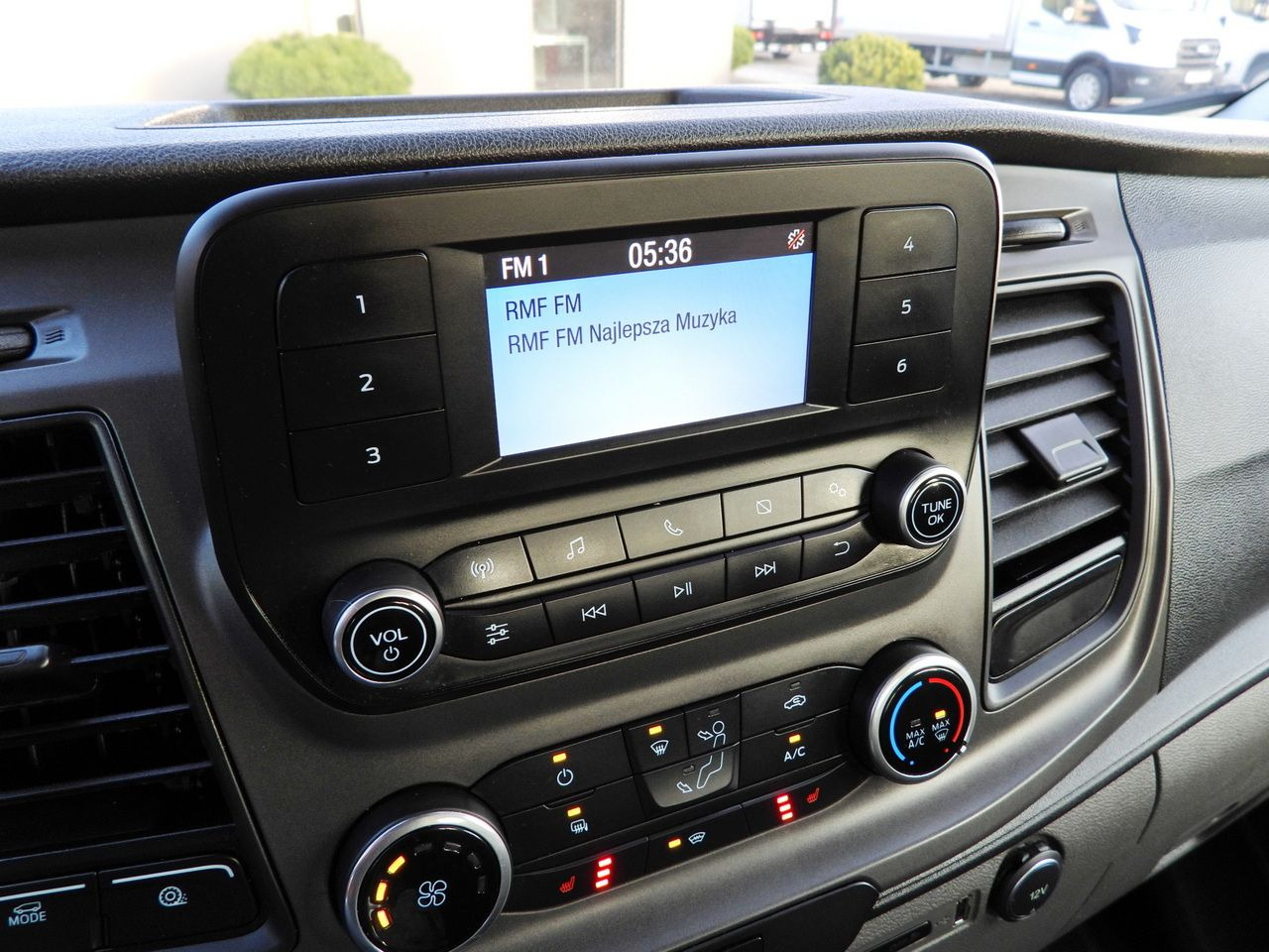 Meeskonnaauto FORD TRANSIT 4x4 STAKE BODY DOUBLE CABIN DOKA 6 SEATS CRUISE CONTROL LED LIGHTS AIR CONDITIONING 170HP: pilt 38 Meeskonnaauto FORD TRANSIT 4x4 STAKE BODY DOUBLE CABIN DOKA 6 SEATS CRUISE CONTROL LED LIGHTS AIR CONDITIONING 170HP: pilt 38