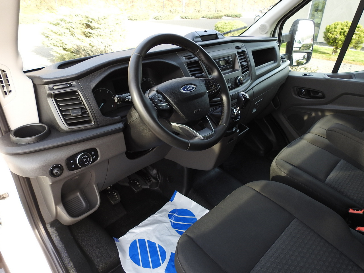 FORD TRANSIT BOX LIFT 8 PALLETS CRUISE CONTROL AIR CONDITIONING  130HP - Tarbesõiduk külmik: pilt 2 FORD TRANSIT BOX LIFT 8 PALLETS CRUISE CONTROL AIR CONDITIONING  130HP - Tarbesõiduk külmik: pilt 2