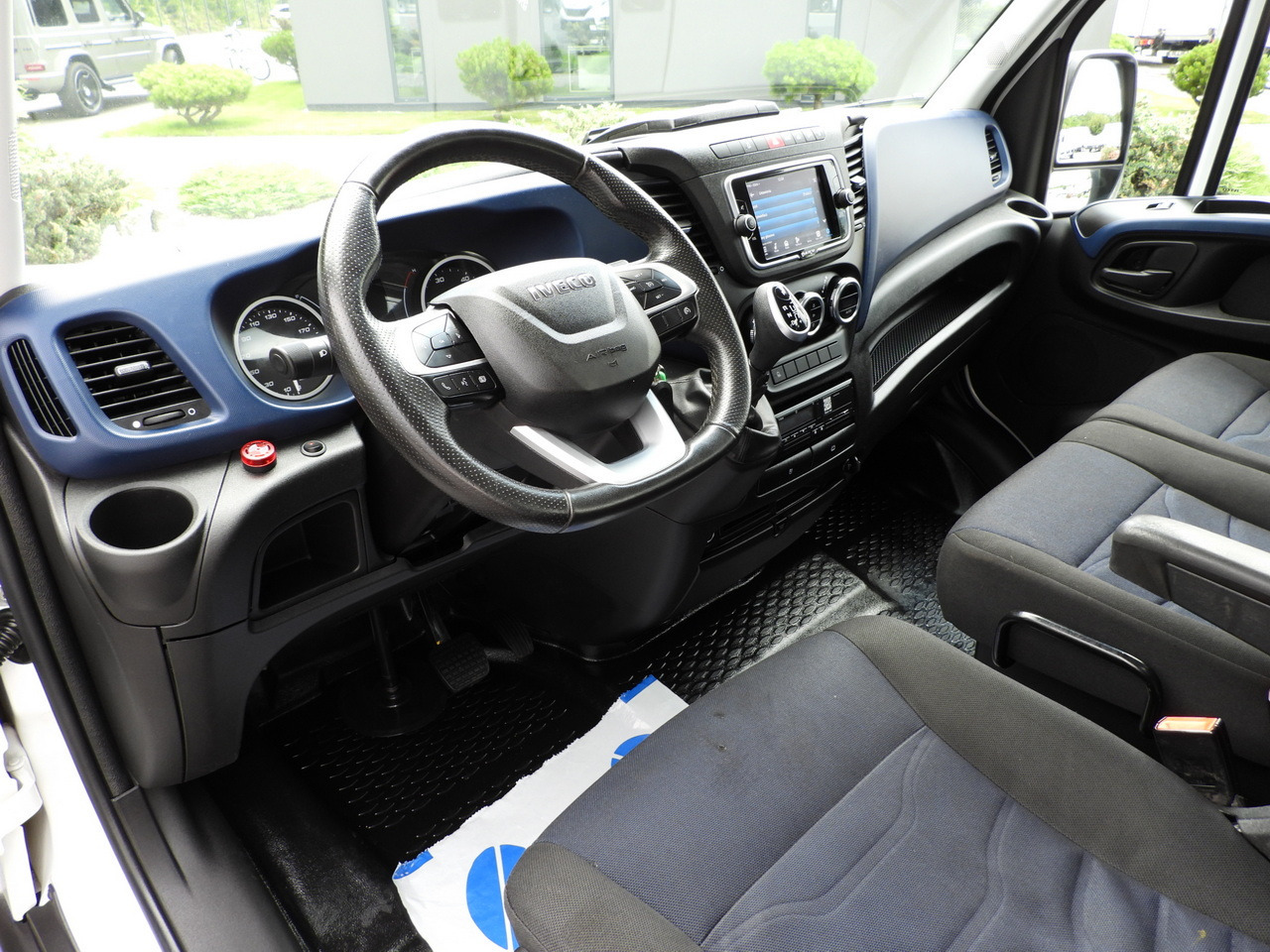 IVECO DAILY 35C18 THREE-WAY TIPPER 3 HDS SEATS CRUISE CONTROL LED LIGHTS AUTOMATIC TRANSMISSION HI-MATIC TWIN WHEELS AIR CONDITIONING 180HP - Tarbesõiduk kallur: pilt 2 IVECO DAILY 35C18 THREE-WAY TIPPER 3 HDS SEATS CRUISE CONTROL LED LIGHTS AUTOMATIC TRANSMISSION HI-MATIC TWIN WHEELS AIR CONDITIONING 180HP - Tarbesõiduk kallur: pilt 2