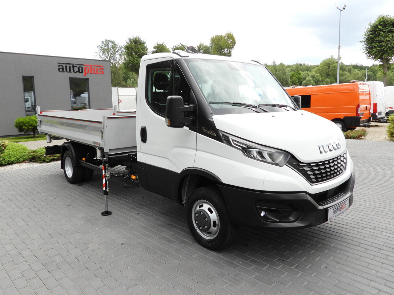 IVECO DAILY 35C18 THREE-WAY TIPPER 3 HDS SEATS CRUISE CONTROL LED LIGHTS AUTOMATIC TRANSMISSION HI-MATIC TWIN WHEELS AIR CONDITIONING 180HP - Tarbesõiduk kallur: pilt 4 IVECO DAILY 35C18 THREE-WAY TIPPER 3 HDS SEATS CRUISE CONTROL LED LIGHTS AUTOMATIC TRANSMISSION HI-MATIC TWIN WHEELS AIR CONDITIONING 180HP - Tarbesõiduk kallur: pilt 4