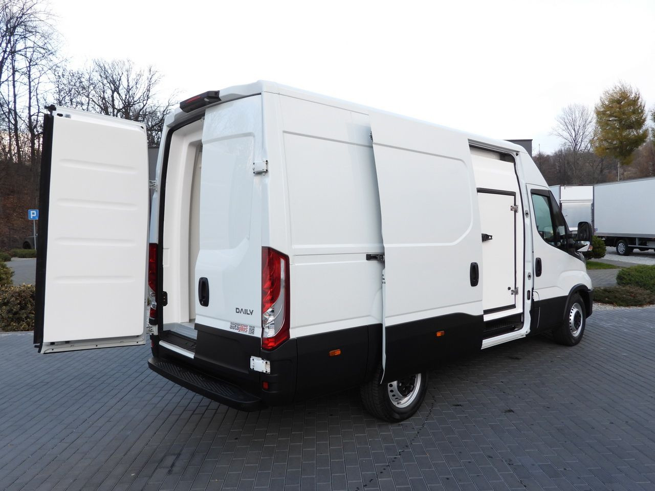 IVECO DAILY 35S14 REFRIGERATOR VAN 0*C POWER SUPPLY 230V NAVIGATION AUTOMATIC TRANSMISSION AIR CONDITIONING 140HP - Tarbesõiduk külmik: pilt 3 IVECO DAILY 35S14 REFRIGERATOR VAN 0*C POWER SUPPLY 230V NAVIGATION AUTOMATIC TRANSMISSION AIR CONDITIONING 140HP - Tarbesõiduk külmik: pilt 3