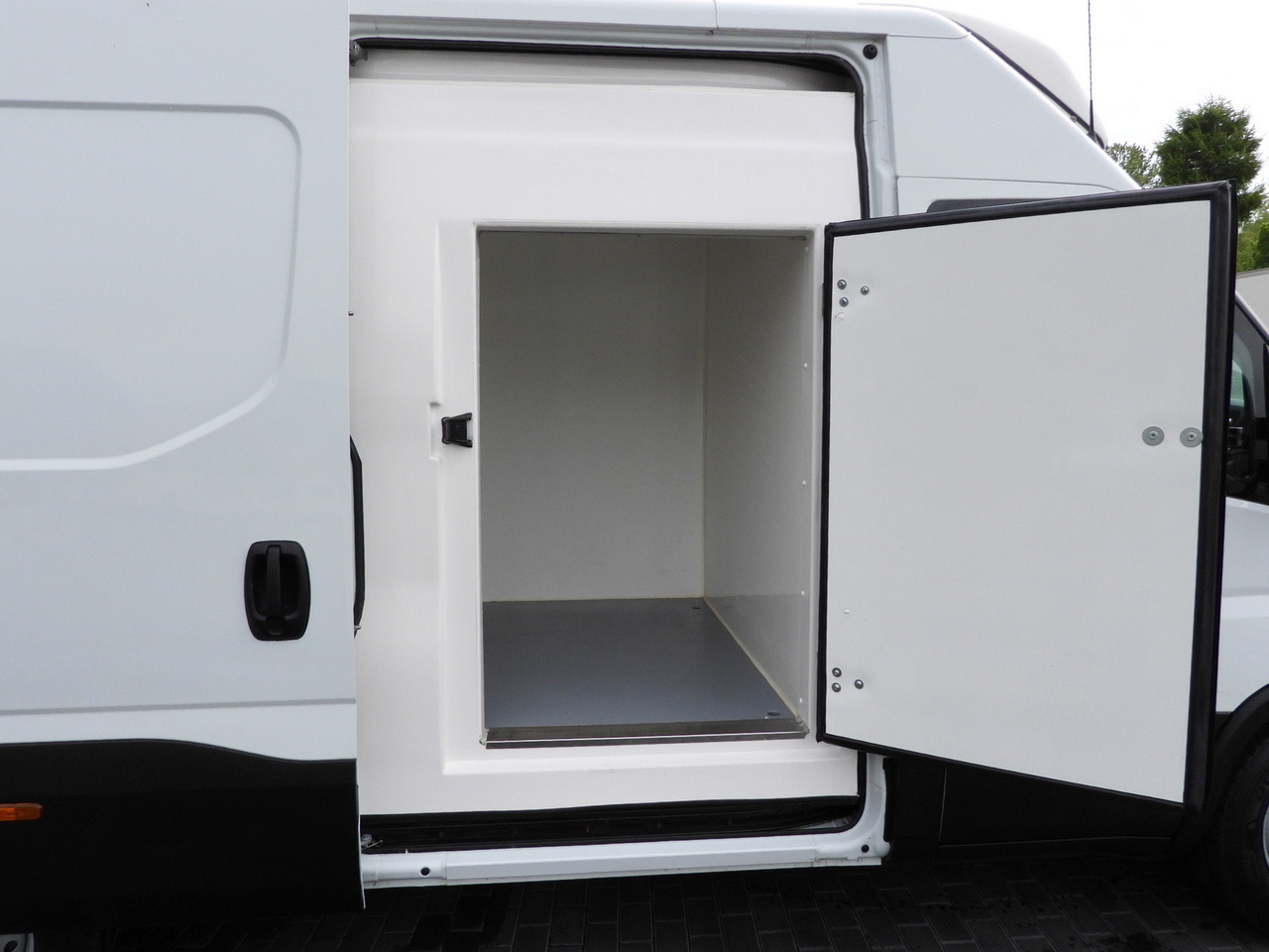 Tarbesõiduk külmik IVECO DAILY 35S14 REFRIGERATOR VAN -10*C POWER SUPPLY 230V CRUISE CONTROL AUTOMATIC TRANSMISSION HI-MATIC AIR CONDITIONING  140HP: pilt 25