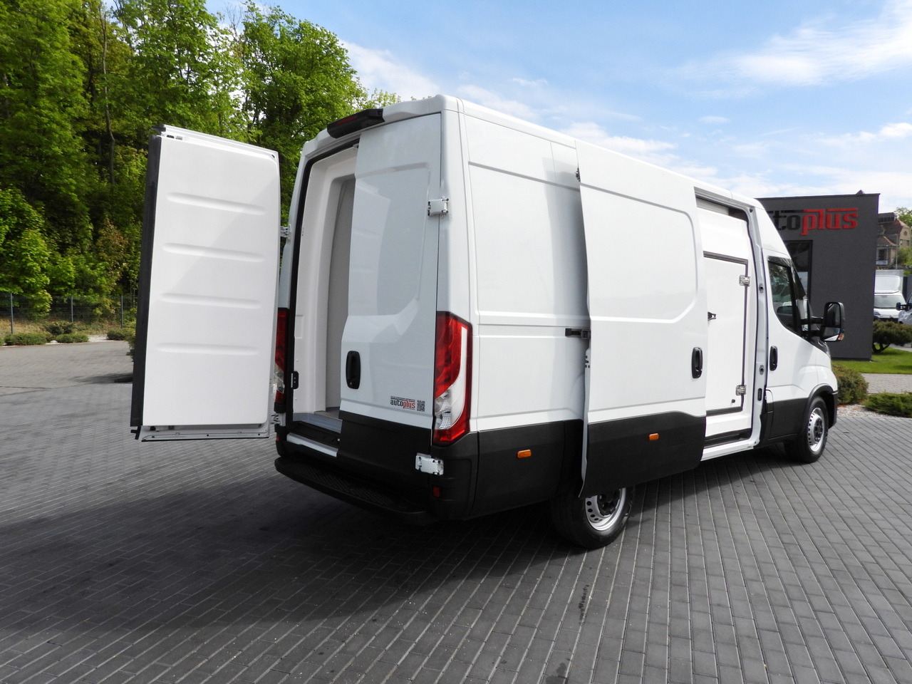 IVECO DAILY 35S14 REFRIGERATOR VAN -10*C POWER SUPPLY 230V CRUISE CONTROL AUTOMATIC TRANSMISSION HI-MATIC AIR CONDITIONING 140HP - Tarbesõiduk külmik: pilt 3 IVECO DAILY 35S14 REFRIGERATOR VAN -10*C POWER SUPPLY 230V CRUISE CONTROL AUTOMATIC TRANSMISSION HI-MATIC AIR CONDITIONING 140HP - Tarbesõiduk külmik: pilt 3