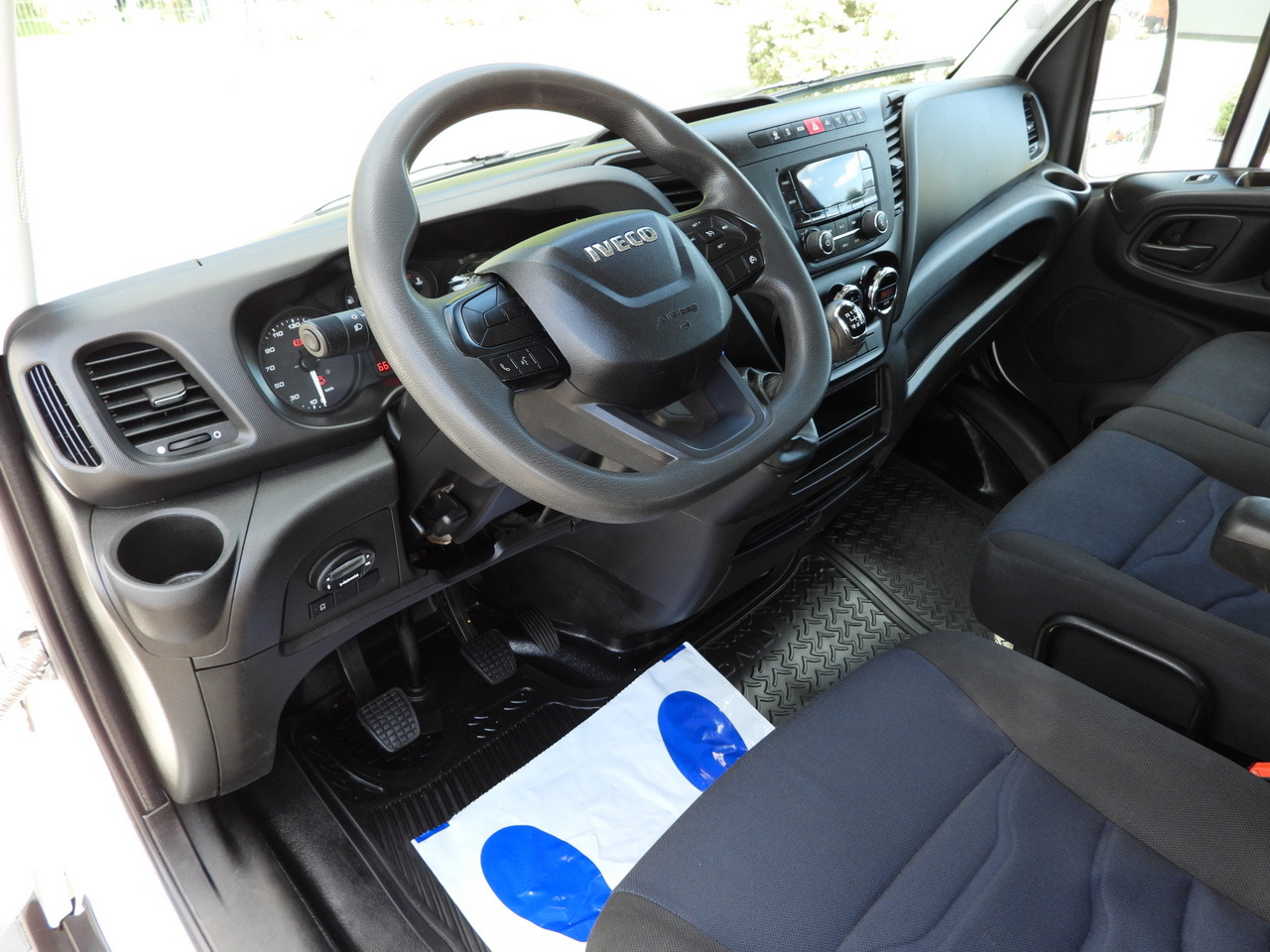 IVECO DAILY 35S14 STAKE BODY DOUBLE CABIN DOKA 7 SEATS CRUISE CONTROL AIR CONDITIONING 135HP - Madelauto: pilt 2 IVECO DAILY 35S14 STAKE BODY DOUBLE CABIN DOKA 7 SEATS CRUISE CONTROL AIR CONDITIONING 135HP - Madelauto: pilt 2