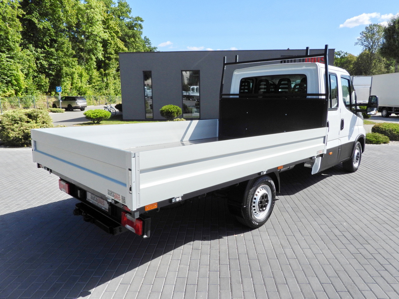 IVECO DAILY 35S14 STAKE BODY DOUBLE CABIN DOKA 7 SEATS CRUISE CONTROL AIR CONDITIONING 135HP - Madelauto: pilt 3 IVECO DAILY 35S14 STAKE BODY DOUBLE CABIN DOKA 7 SEATS CRUISE CONTROL AIR CONDITIONING 135HP - Madelauto: pilt 3