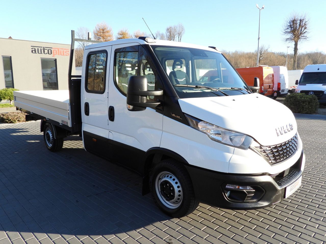 IVECO DAILY 35S14 STAKE BODY DOUBLE CABIN DOKA 7 SEATS CRUISE CONTROL AIR CONDITIONING 140HP - Meeskonnaauto: pilt 4 IVECO DAILY 35S14 STAKE BODY DOUBLE CABIN DOKA 7 SEATS CRUISE CONTROL AIR CONDITIONING 140HP - Meeskonnaauto: pilt 4