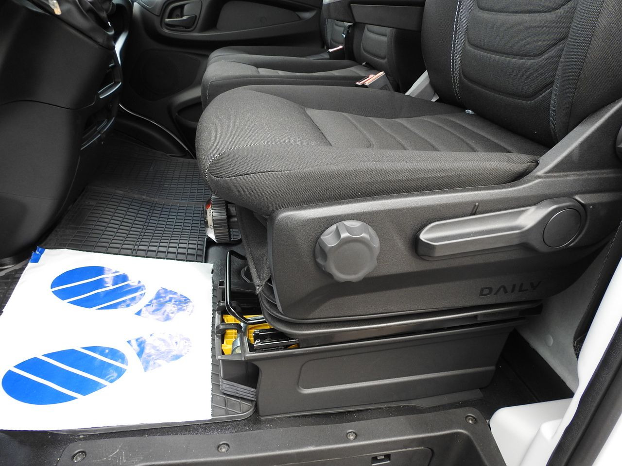 Uus Tarbesõiduk külmik IVECO DAILY 35S16 NEW REGRIGERATOR BOX -10*C 8 PALLETS HEATING FUNCTION POWER SUPPLY 230V CRUISE CONTROL AIR CONDITIONING 160HP: pilt 33 Uus Tarbesõiduk külmik IVECO DAILY 35S16 NEW REGRIGERATOR BOX -10*C 8 PALLETS HEATING FUNCTION POWER SUPPLY 230V CRUISE CONTROL AIR CONDITIONING 160HP: pilt 33